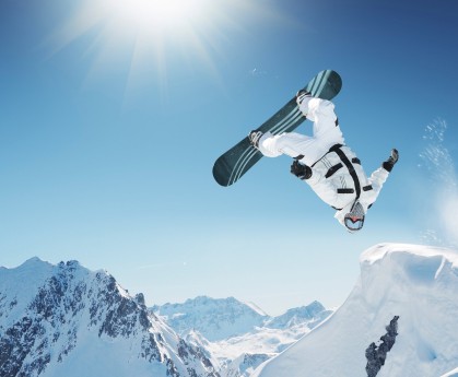 跨界融合：篮球运动与文艺演出结合，创新体育文化表达方式，篮球和潮流文化