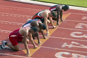 车手飞跃障碍，一次罕见的极限挑战，赛车飞跃撞车